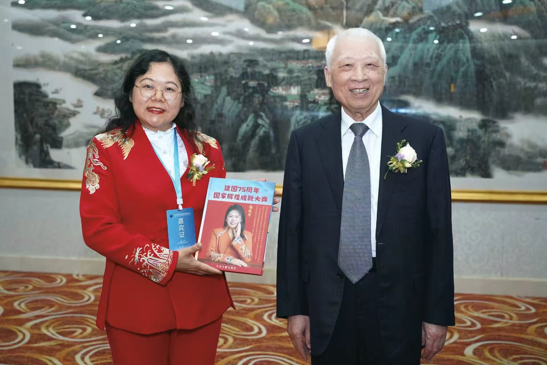 封面人物|杨晓琴:让世界看见中国美 打造文化出海大船 (图3) 3698f61ade323588ce0aa98dc58b833f.jpg