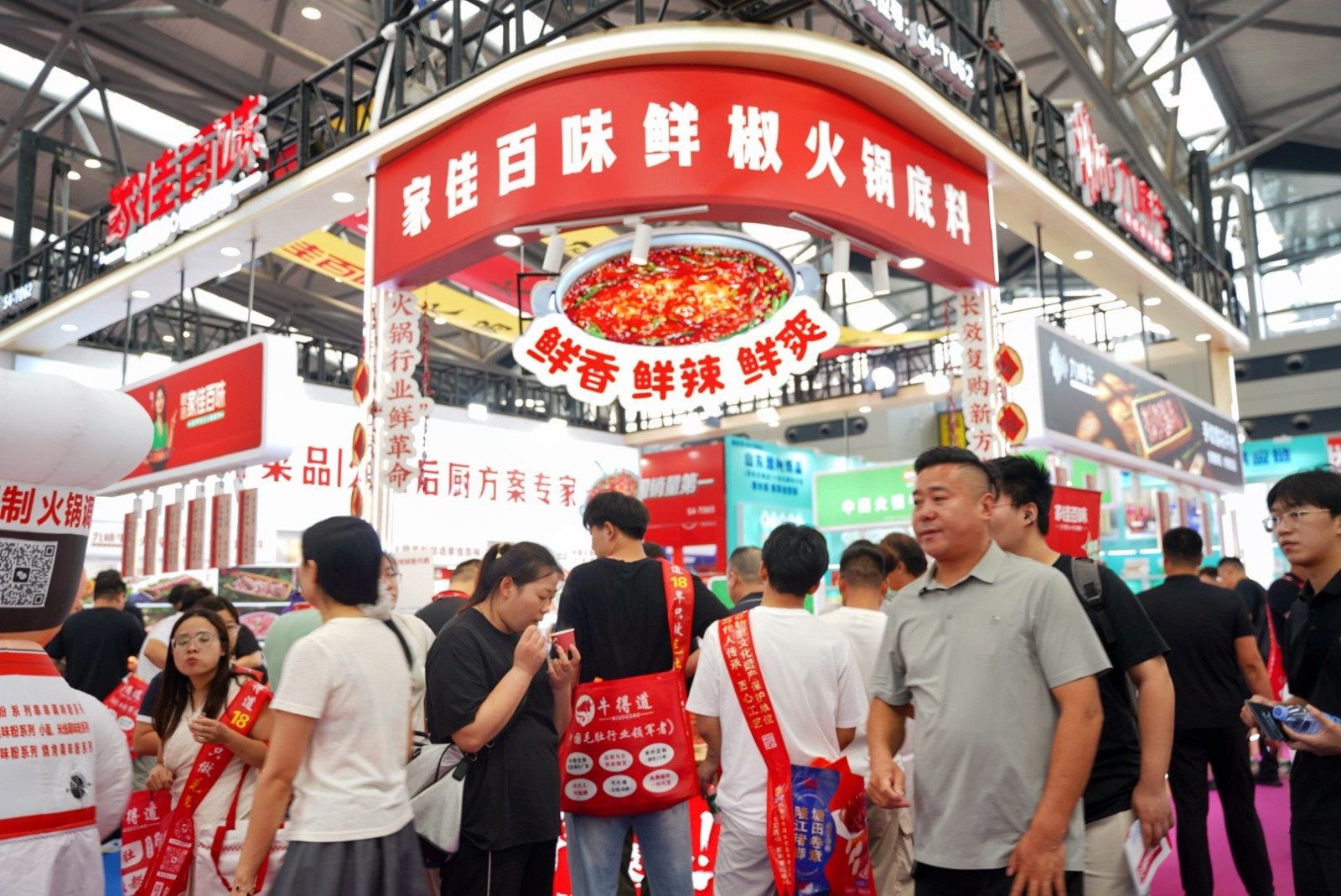 从“卖货”到“服务”：郑州火锅展上的供应链范式革命