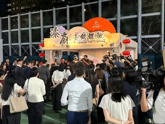 灯月共赏，智绘非遗｜知行机器人也懂东方浪漫，香江灯海上演漆扇秀
